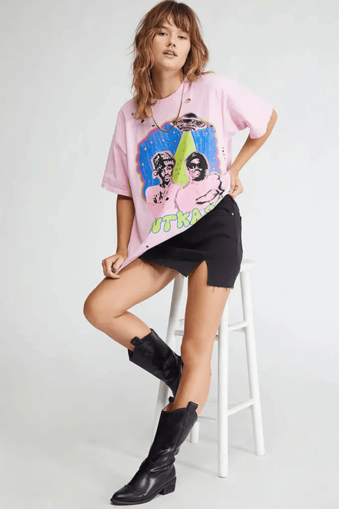 Oversized Graphic Tees: Street Style Approved