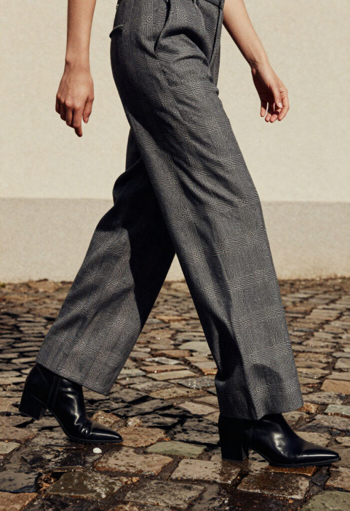  Elegant wide-leg trousers paired with pointed-toe boots for a winter fashion statement.